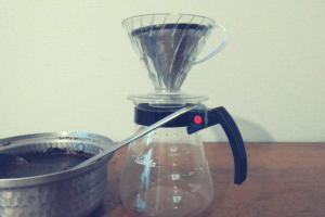 8時間後の翌朝、KINTOの「Stainless steel filter 2cups」を使い、コーヒーを淹れる。