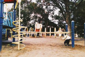 公園で遊ぶ2人の子どもたち