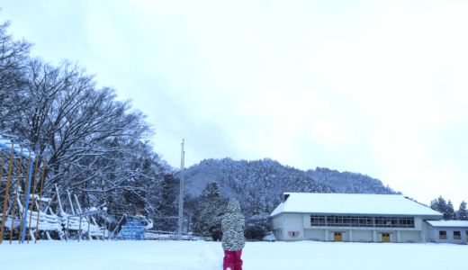 山形県の小学校のグラウンドでかまくらを作る（2021年12月）