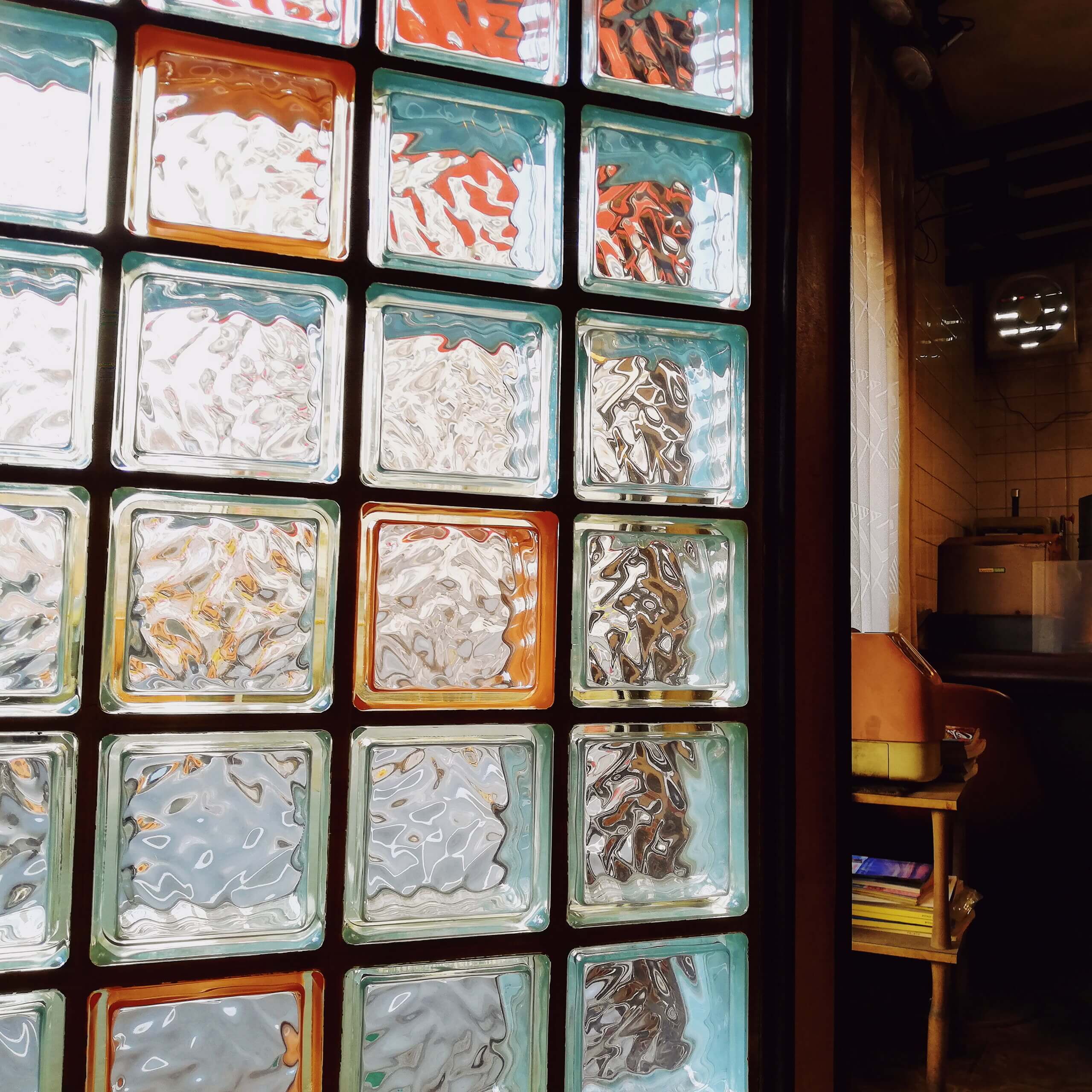 喫茶タンポポ-ガラスの壁