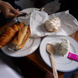 パリのホテルでフランスパンを食べる（2011年7月）